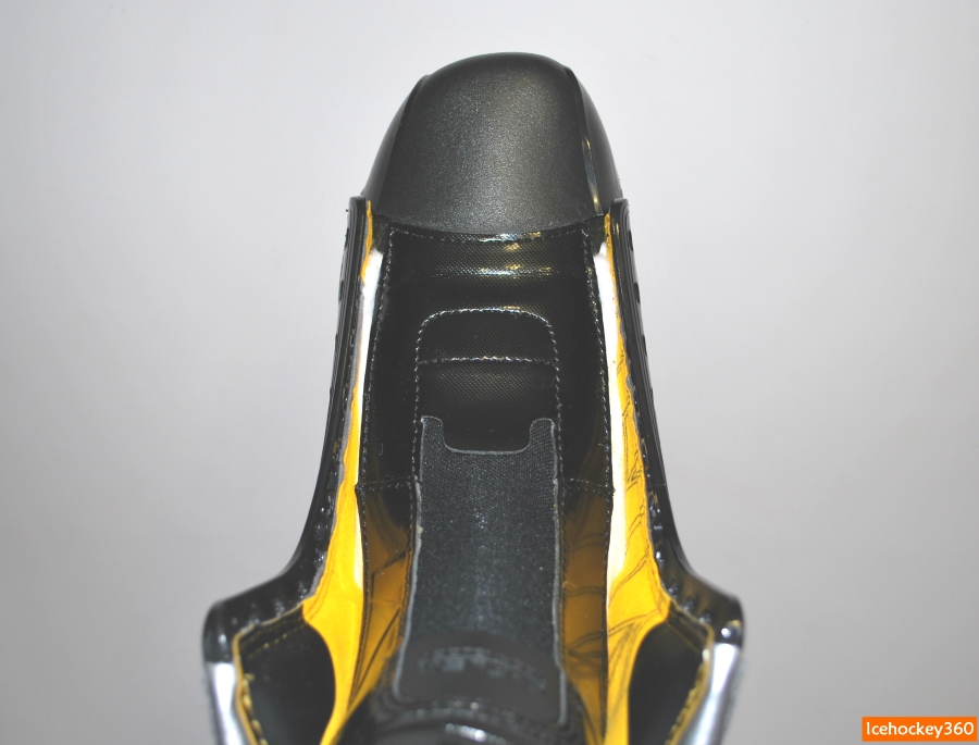 Пластиковая монолитная шнуровка имеет скрученную форму для лучшей фиксации подъема.